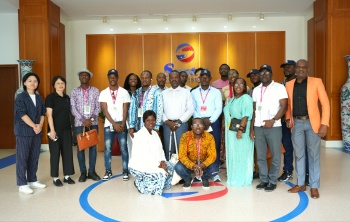 利比里亚政企研修班到访老哥俱乐部 共探膜手艺相助新机缘